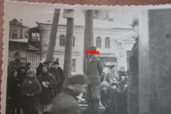 altes Foto - erhängter Partisan ?  Russland ? Gebäude